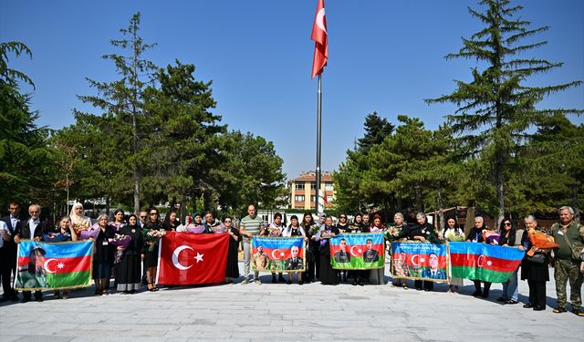 Azerbaycan'dan gelen 30 şehit ailesi  Askeri Şehitliği'i ziyaret etti