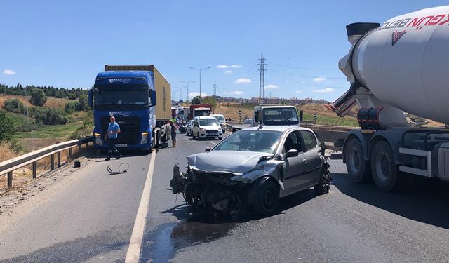 Bariyerlere çarpan otomobilin sürücüsü yaralandı