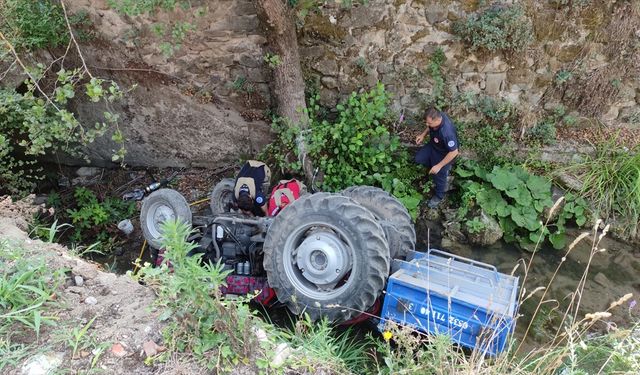 Dere yatağına devrilen traktörün sürücüsü hayatını kaybetti