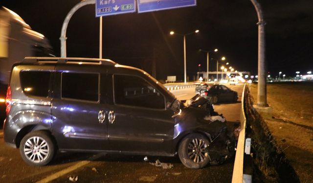 Hafif ticari araç park halindeki otomobile çarptı, 4 kişi yaralandı