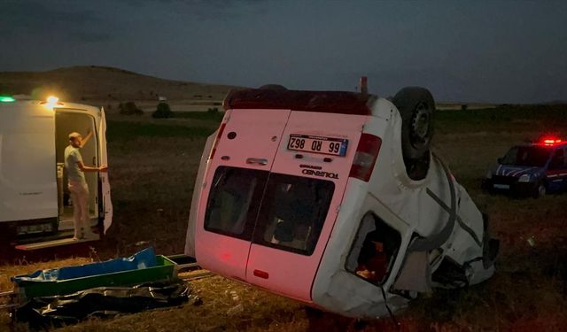 Hafif ticari aracın şarampole devrilmesi sonucu 1 kişi öldü 3 kişi yaralandı