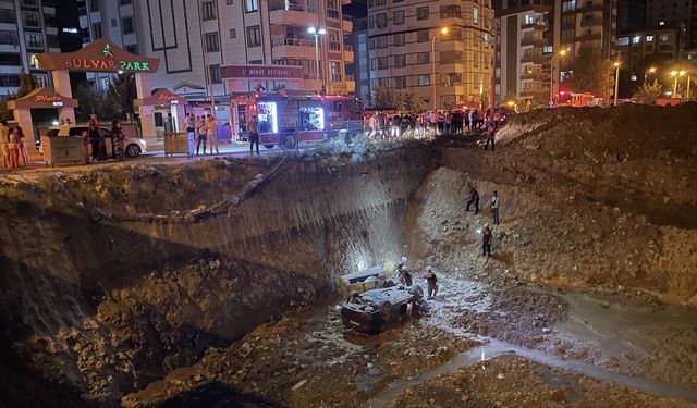 İnşaat temeline düşen otomobildeki 3 kişi yaralandı