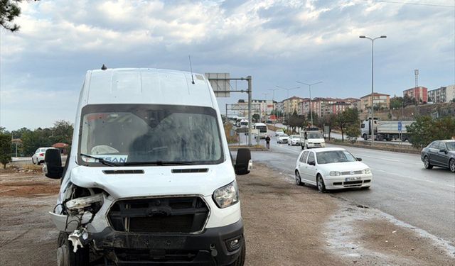 İşçi servisi ile otomobilin çarpıştığı kazada 11 kişi yaralandı