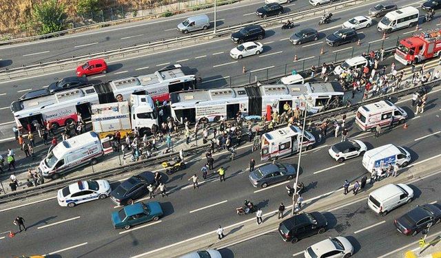 Metrobüsler çarpıştı :1 kişi öldü 38 kişi yaralandı!