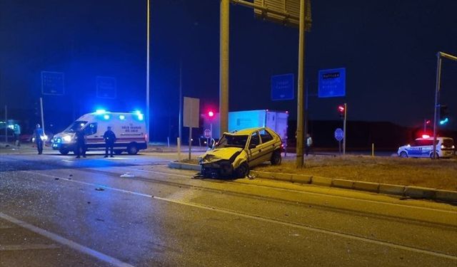 Kamyonla çarpışan otomobildeki 1 kişi hayatını kaybetti