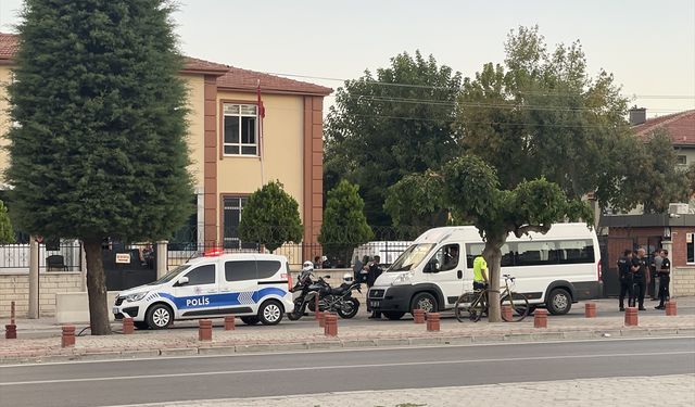 Karısını bıçakla öldürüp polise teslim oldu