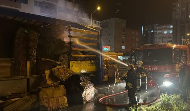 Karton yüklü tırın dorsesinde yangın çıktı