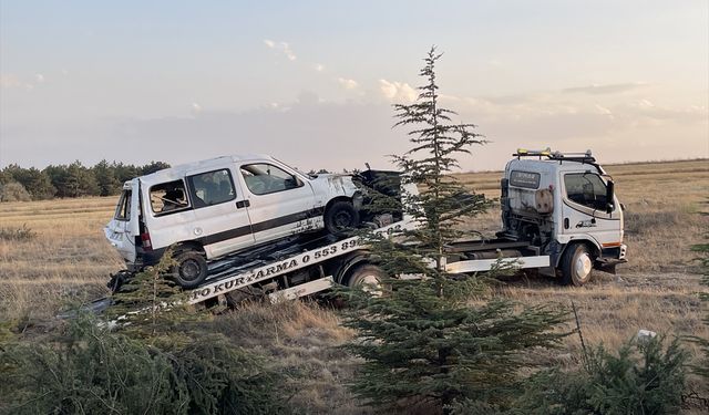 Şarampole devrilen hafif ticari aracın şoförü öldü