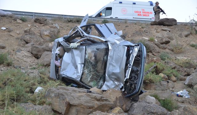 Şarampole devrilen otomobilde İran uyruklu 1 kişi hayatını kaybetti, 3 kişi yaralandı