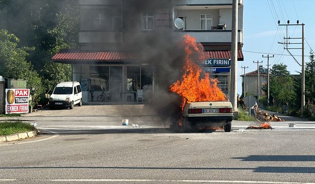 Seyir halindeki otomobil alev alev yandı