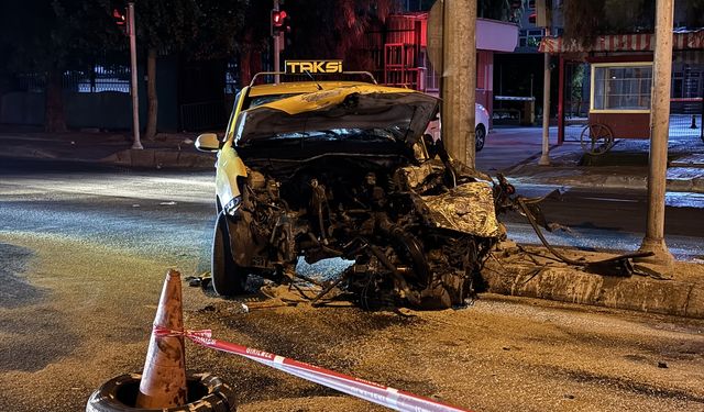 Ticari taksiyle çarpışan otomobilin sürücüsü yaralandı