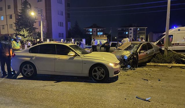 Trafik kazasında 1 kişi hayatını kaybetti 5 kişi yaralandı