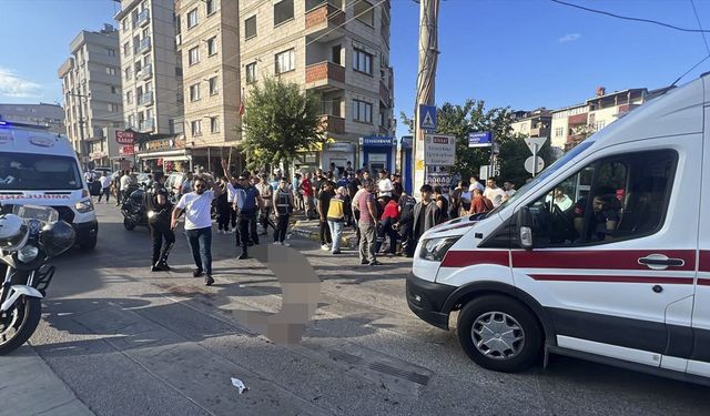 Trafikte yol vermeme nedeniyle çıkan kavgada 2 kardeş yaralandı