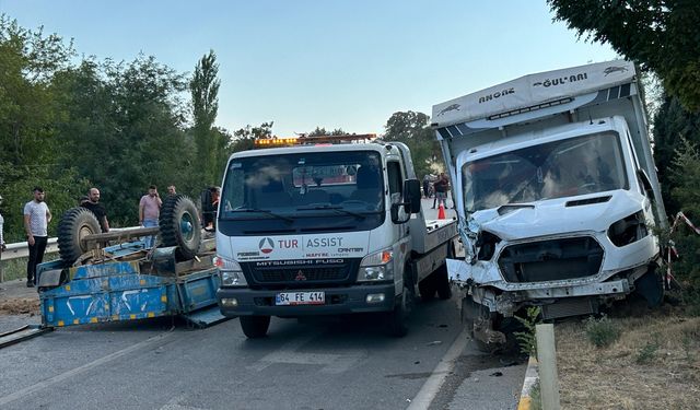 Traktör ile kamyonet çarpıştı 1 kişi hayatını kaybetti