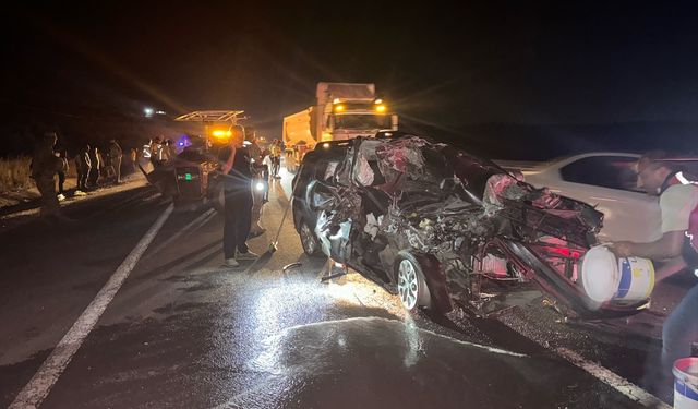 Traktöre çarpan otomobilde 2 kişi öldü, 3 kişi yaralandı