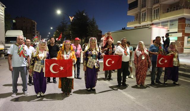 Türk bayrağı ve meşalelerle fener alayı düzenlendi