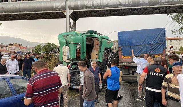 Zincirleme trafik kazasında 2 kişi öldü, 12 kişi yaralandı