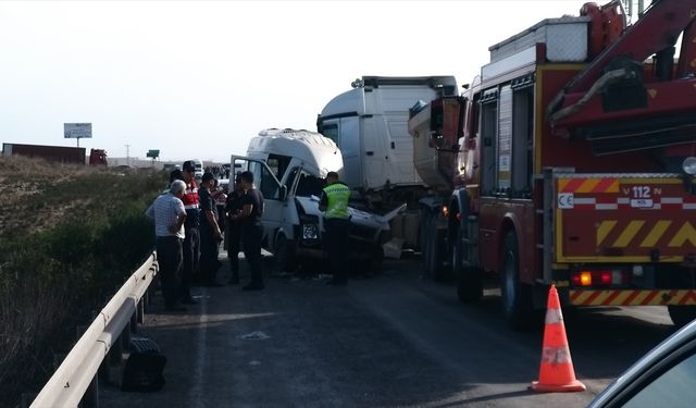 Tır ile servis minibüsü çarpıştı: 3 kişi öldü, 8 kişi yaralandı