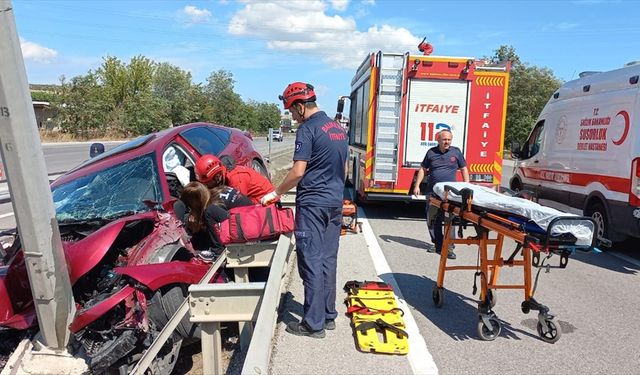 Balıkesir'de otomobil aydınlatma direğine çarptı: 1 kişi öldü, 2 kişi yaralandı