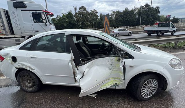 Belediye otobüsüyle otomobil çarpıştı... 2 kişi yaralandı