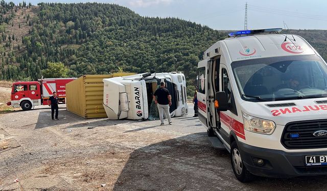 Devrilen tırın sürücüsü yaralandı