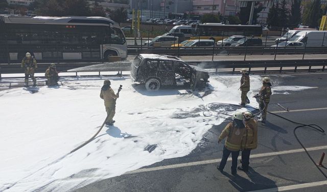 Esenyurt'ta araç yangını... Yangın sebebiyle D-100 Edirne istikameti trafiğe kapandı