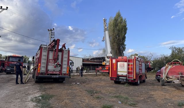 Geri dönüşüm tesisinde çıkan yangın söndürüldü