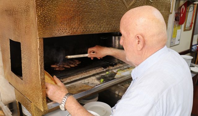 İlhan usta, dededen miras ocağında 64 yıldır köfte pişiriyor