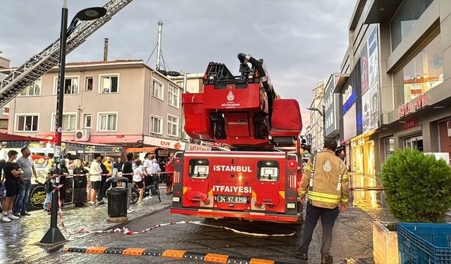 İş merkezinin çatı katında çıkan yangın söndürüldü