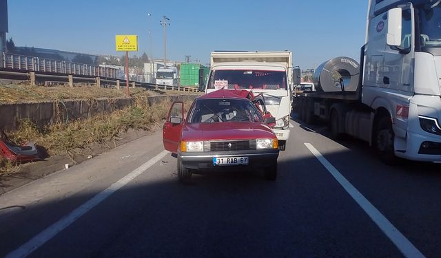 Kamyonetle çarpışan otomobildeki 1 kişi öldü, 1 kişi yaralandı