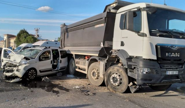 Kamyonla çarpışan hafif ticari araçtaki 6 kişi yaralandı