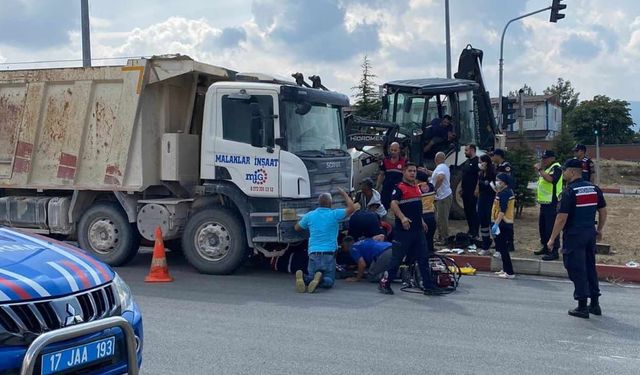 Kamyonun altında kalan motosikletli ağır yaralandı