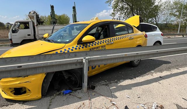 Kocaeli'de otomobille taksi çarpıştı... 2 kişi yaralandı