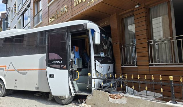 Kontrolden çıkan servis minibüsü binaya çarptı