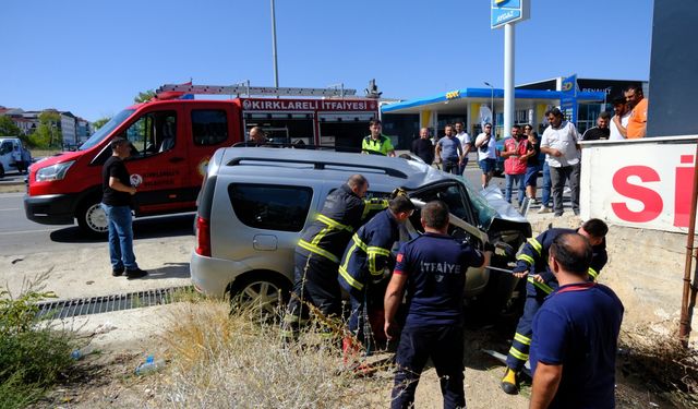 Otomobil duvara çarptı: 1 kişi öldü,1 kişi yaralandı