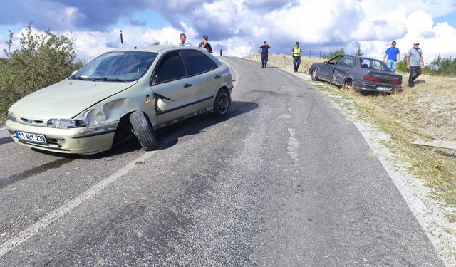 Otomobillerin çarpıştığı kazada 2 kişi yaralandı