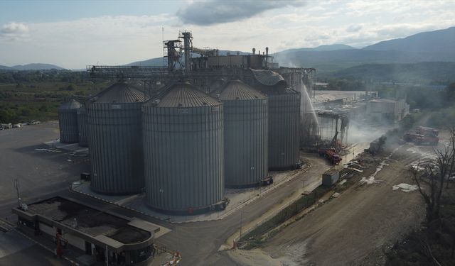 Patlama yaşanan fabrika alanında soğutma çalışmaları sürüyor