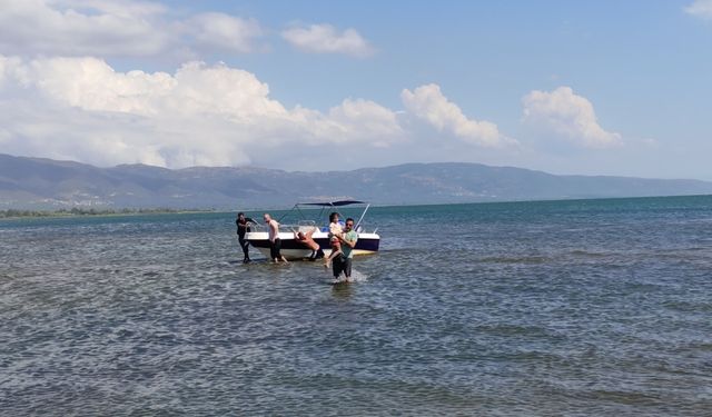 Rüzgarda sürüklenen deniz botundaki 2 çocuk kurtarıldı