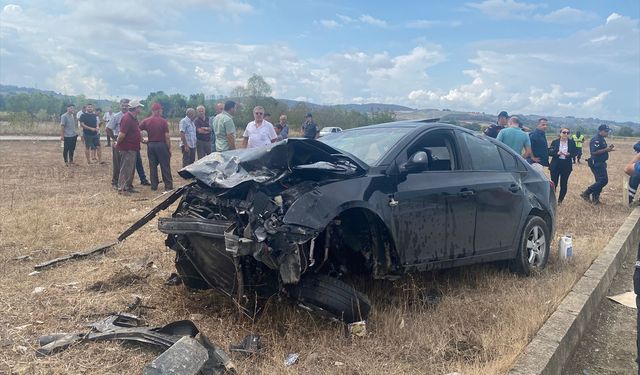 Sakarya'da iki otomobil çarpıştı: 1 kişi öldü, 1 kişi yaralandı