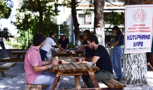 Halk Kütüphanesi'nden öğrencilere ücretsiz çay