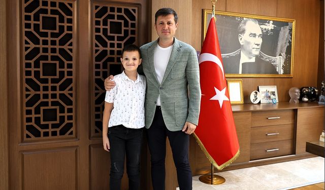 Türkiye 1.’si Sertuğ’dan Başkan Akay’a ziyaret