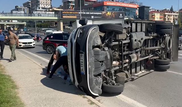 Kamyonet devrildi, sürücü yaralandı