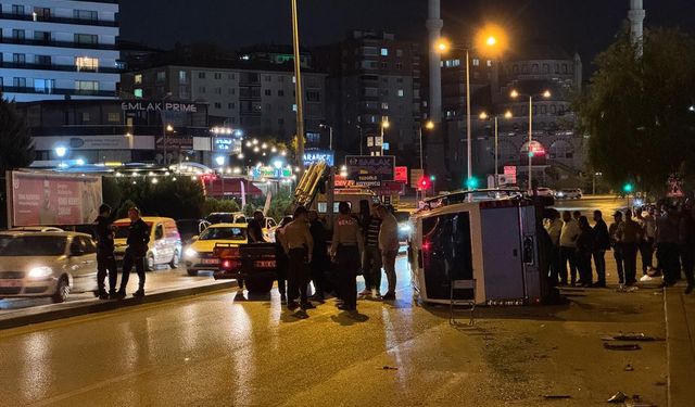 Otomobille dolmuş çarpıştığı kazada 4 kişi yaralandı