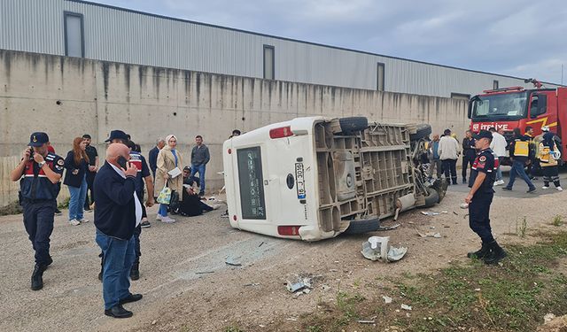 İşçi servisi devrildi... 13 kişi yaralandı