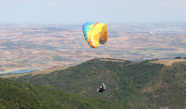 Yamaç paraşütü tutkunları Uçmakdere'de gökyüzüyle buluşuyor