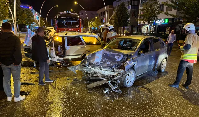 İki otomobil kafa kafaya çarpıştı