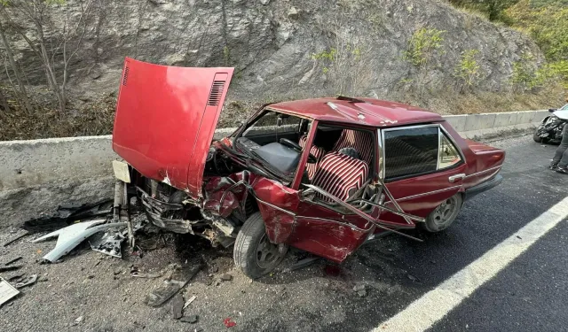 Kafa kafaya çarpışan otomobillerde 2 kişi yaralandı