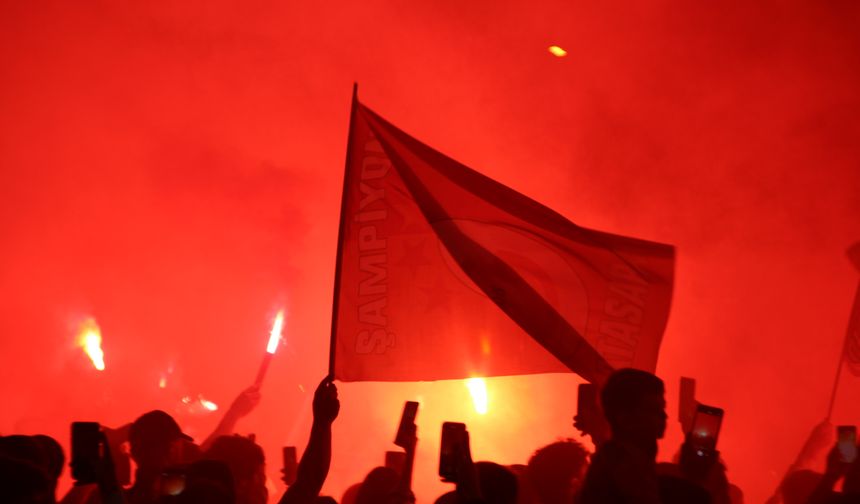 Galatasaray taraftarı şampiyonluğu coşkuyla kutladı