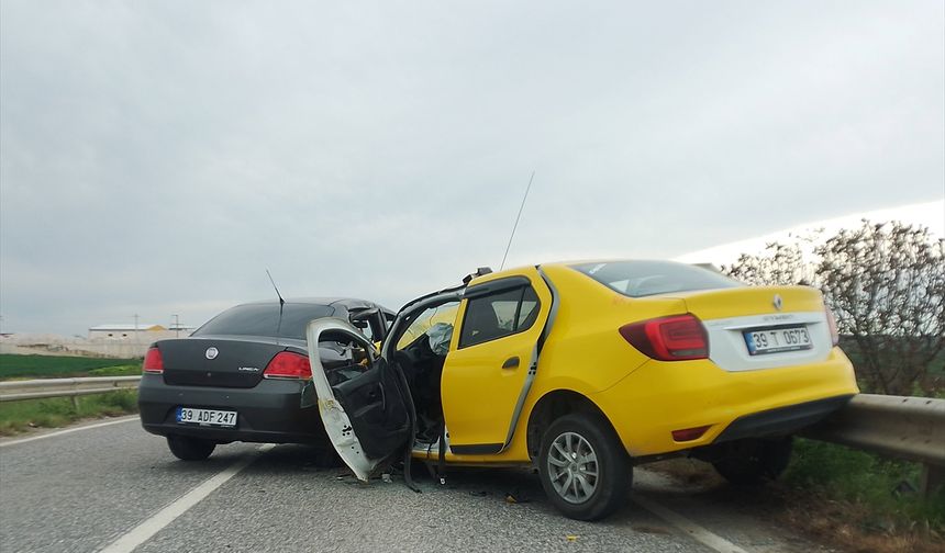 Taksi ile otomobilin çarpıştığı kazada 5 kişi yaralandı