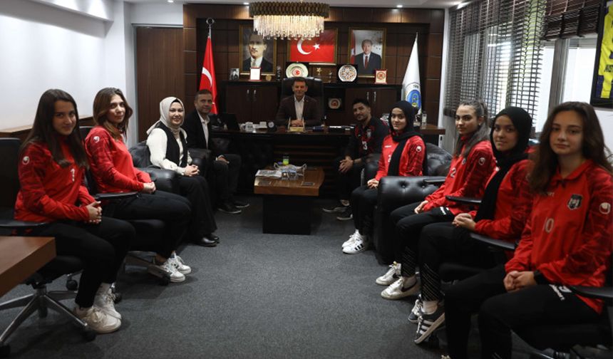 Kadın futbolcular Başkan Çetin’i ziyaret etti
